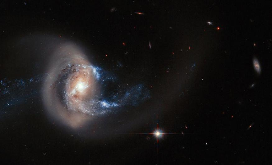 哈勃望远镜拍摄到双鱼座NGC 7714星系与NGC 7715星系发生“引力拔河”