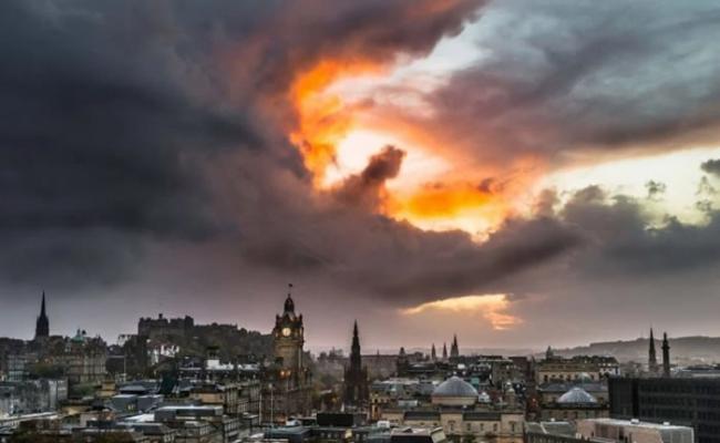 英国爱丁堡天空出现奇特景象：云团就像一条呼啸巨龙