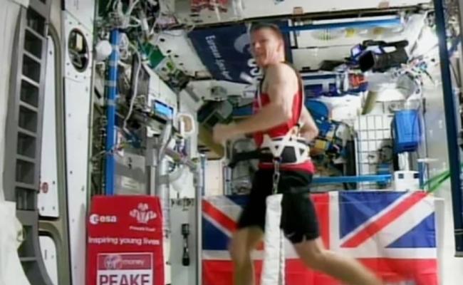 皮克在国际太空站参加伦敦马拉松。