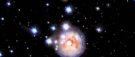 随着爆发过程的推进，V838发出的强光照亮了其周遭的尘埃云，成为哈勃望远镜迄今所见最壮观的景象之一。
