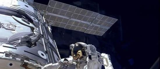 美国宇航员在国际空间站外面行走的资料照片