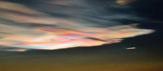 美丽的北极“贝母云”