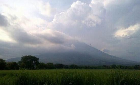 中美洲国家萨尔瓦多东部圣米格尔火山爆发