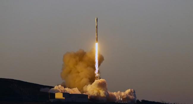 SpaceX猎鹰9火箭升空。