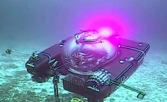 水下机器人在海床采集数据。