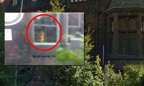 Google街景拍得精神病院的窗后，现出一副鬼脸。
