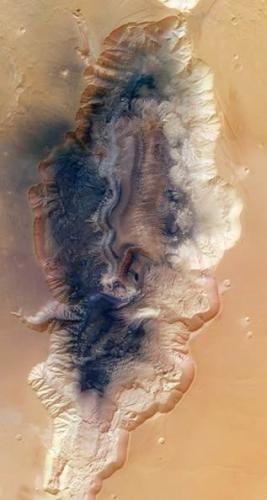 火星上著名的水手谷的一条小型分支“Hebes Chasma”