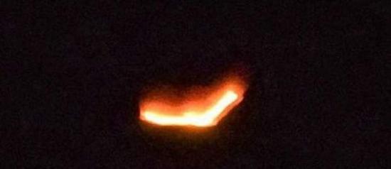 澳洲机师在空中拍摄到突然出现的不明发光体