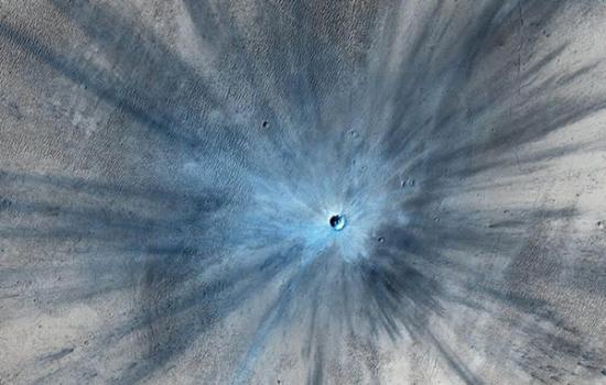 火星新鲜陨石坑呈放射状