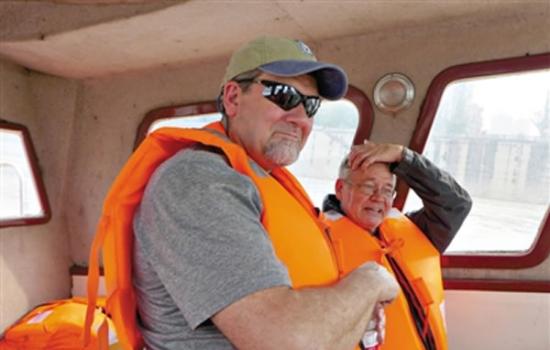 美国亚洲鲤专家Jim（左）和大自然保护协会高级顾问Robert Tansey在长江的考察船上。