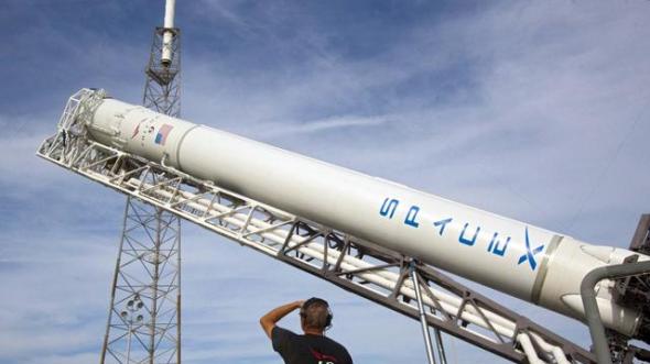 太空火箭发射公司SpaceX研发“猎鹰重型火箭”（Falcon Heavy）