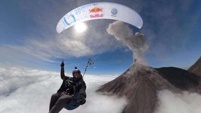 西班牙极限运动好手Horacio Llorens Fernandez冒险乘滑翔伞飞越位危地马拉富埃戈火山