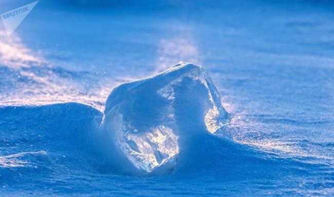 俄罗斯卡雷利阿居民看到罕见的自然现象――奥涅加湖冻住的浪花