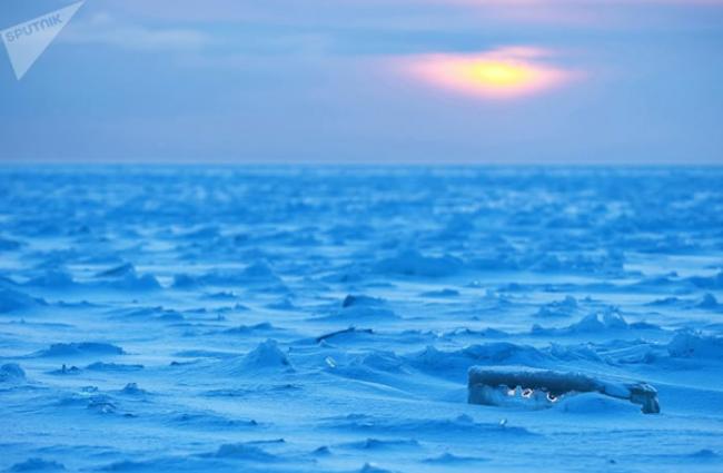 俄罗斯卡雷利阿居民看到罕见的自然现象――奥涅加湖冻住的浪花
