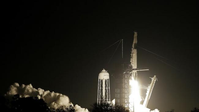 SpaceX在YouTube上对载有龙飞船的猎鹰9号运载火箭的发射进行了直播