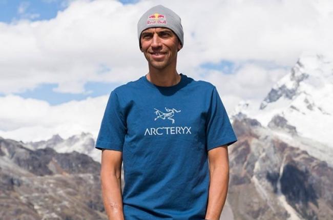 俄罗斯极限运动好手Valery Rozov从珠穆朗玛峰区的阿玛达布朗峰定点跳伞当场摔死