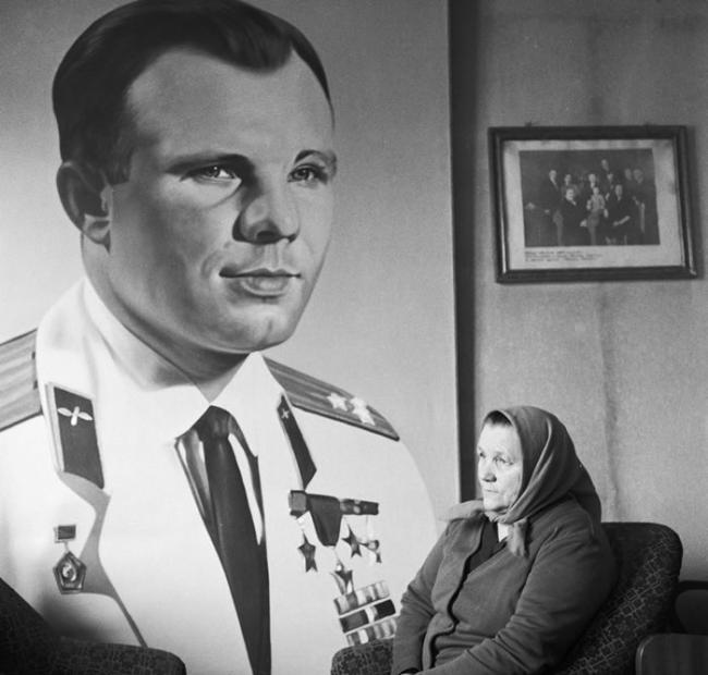 安娜・季莫菲耶夫娜・加加林娜在儿子肖像旁