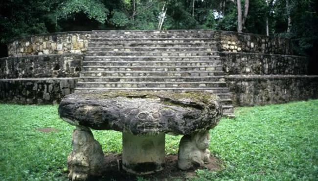 危地马拉的赛依巴尔（Ceibal）玛雅遗址藏有这地区最早仪式性活动的证据之一。PHOTOGRAPH BY STUART BAY, ALAMY
