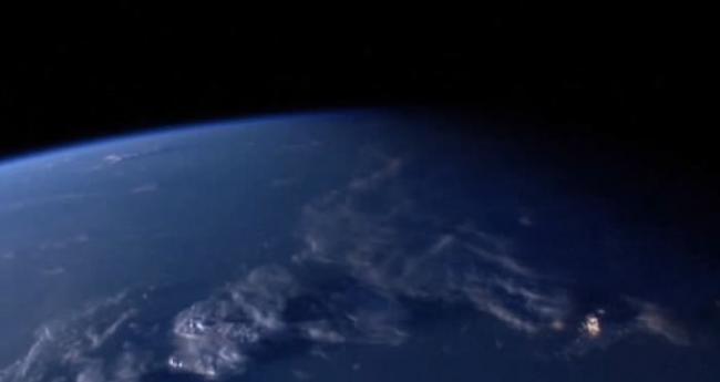 国际空间站直播拍到“围绕地球飞行的巨型黄金UFO”