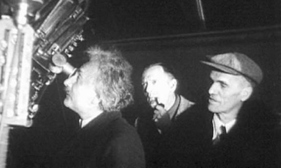 1931年，爱因斯坦与 Edwin Hubble（中）和Walter Adams在威尔逊山天文台。