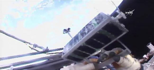 国际空间站俄罗斯宇航员太空漫步时释放全球首枚3-D打印人造卫星