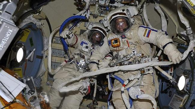 国际空间站俄罗斯宇航员太空漫步时释放全球首枚3-D打印人造卫星
