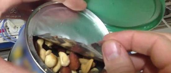 非常轻的坚果美食：最新视频显示国际空间站上坚果漂浮在锡箔罐中