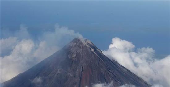 菲律宾马荣火山开始喷出熔岩
