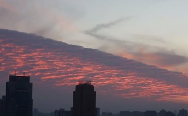南京晴空卷起“火烧云”，与另一半的蓝天呈现“冰火两重天”。