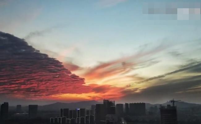 有网民称晴空出现“火烧云”是好预兆。