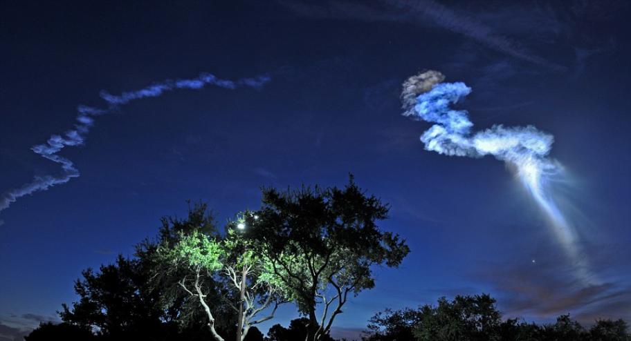 巨大UFO现身美国佛州夜空？阿特拉斯-5型运载火箭发射