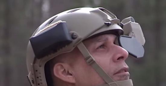 ARC4可安装于夹在士兵头盔的特制显示器