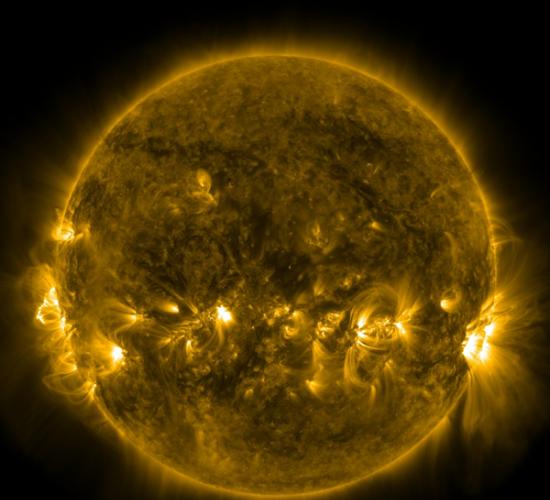 太阳动力学天文台SDO于12月31日拍摄的太阳日冕