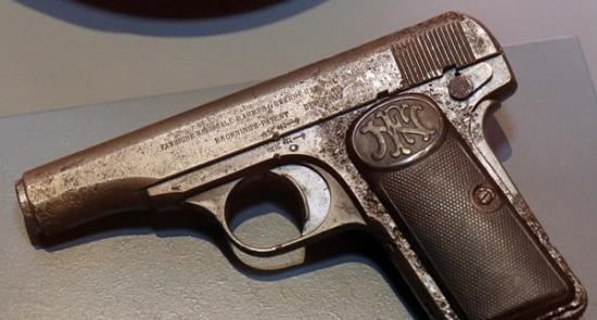 奥地利维也纳战争历史博物馆展出斐迪南大公遇刺时刺客所用的手枪