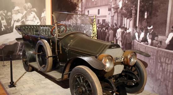奥地利维也纳战争历史博物馆展出斐迪南大公遇刺时乘坐的汽车