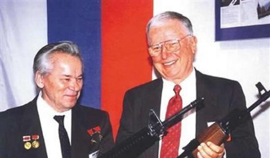 俄罗斯枪王卡拉什尼科夫和美国枪王尤金・斯通纳(右)拿着对方设计的步枪。