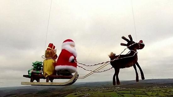 英国科技发烧友利用气象气球将圣诞老人和拉雪橇的驯鹿送上太空边缘