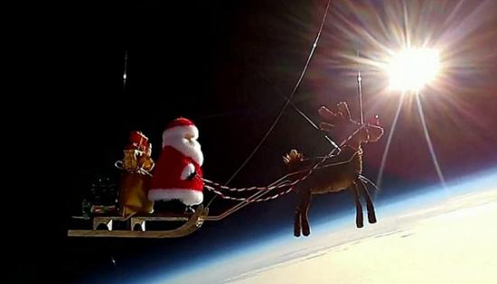 英国科技发烧友利用气象气球将圣诞老人和拉雪橇的驯鹿送上太空边缘