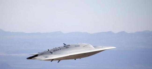 今天的很多飞机很容易被误认为是不明飞行物，比如这架X-47B无人机，拍摄于美国加州的爱德华兹空军基地