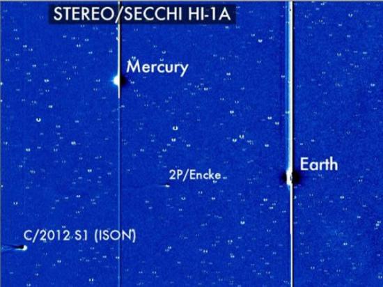 这是美国宇航局日地关系观测台（STEREO）视野图像中的ISON彗星，时间是2013年11月21日。在这张图像中还可以看到地球，水星以及恩克彗星。在感恩节当天，