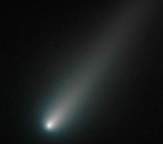 这张照片是哈勃空间望远镜于2013年10月9日拍摄的，可以看出此时ISON彗星尚未发生彗核分裂。在11月21日至30日之间，全世界地面和太空中的监视设备将对这颗