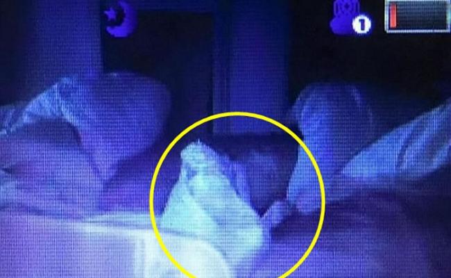 欧文斯夫妇用手机拍下婴儿监视器上的白影女童（黄圈）。