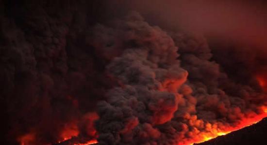 印尼锡纳朋火山罕见闪电现象