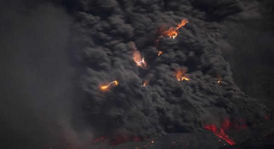 印尼锡纳朋火山罕见闪电现象