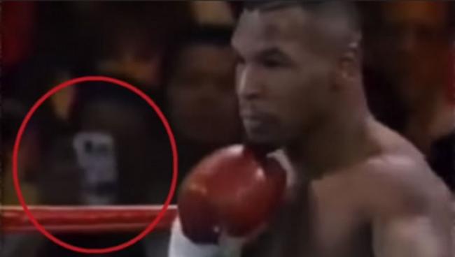 时光旅行是真的吗：拳王泰森1995年拳赛中竟出现智能手机？