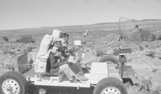 太阳神17号太空人施密特(左)与另一人于1971年在夏威夷大岛练习驾月球车。