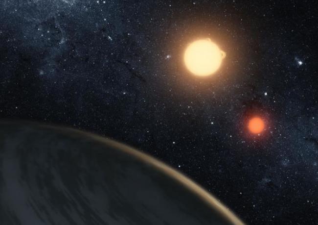 2011年，NASA的克卜勒太空望远镜发现了克卜勒-16b，这是人类发现的第一颗同时环绕两颗恒星运转的行星。不过，克卜勒-16b并不像《星际大战》中的塔图因那样