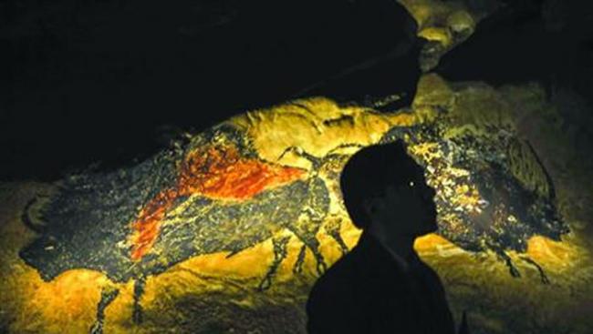 通过真实大小的复制洞壁，参观者可身临其境地感受2万年前的拉斯科世界。晨报记者 陈征