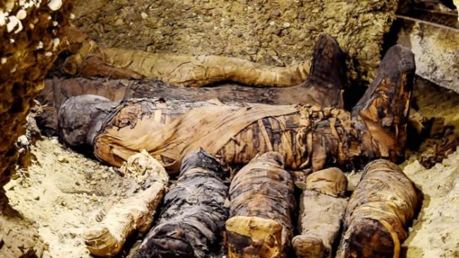 埃及南部发现存有40具木乃伊的古墓