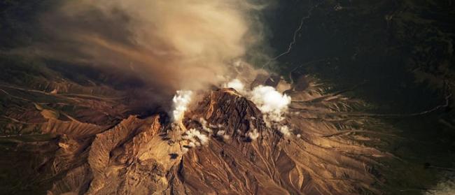 俄罗斯堪察加半岛希韦卢奇火山喷发 灰柱高达海拔8公里